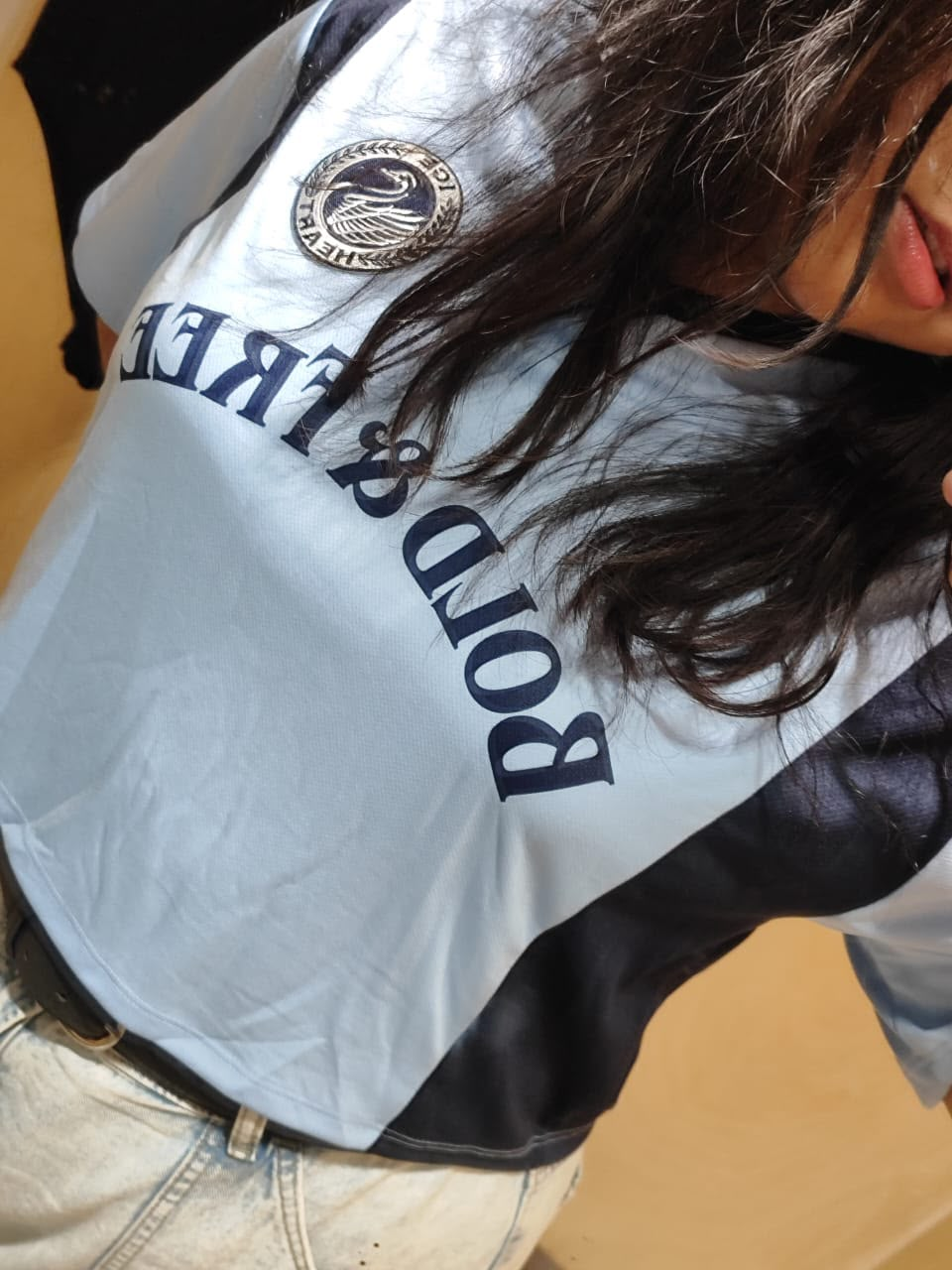 Camila con una chamarra blanca y negra