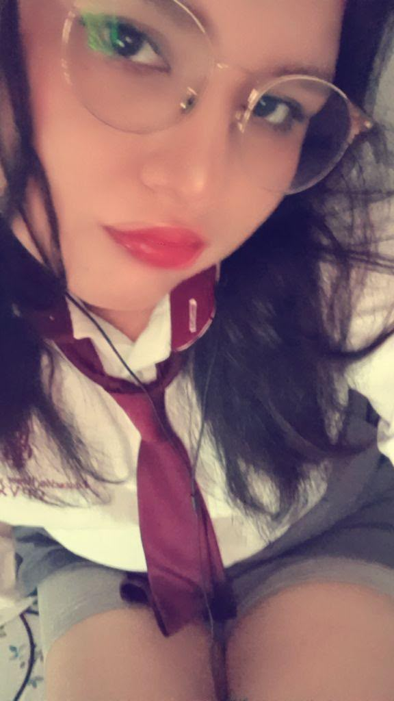 Camila con lentes y una corbata roja