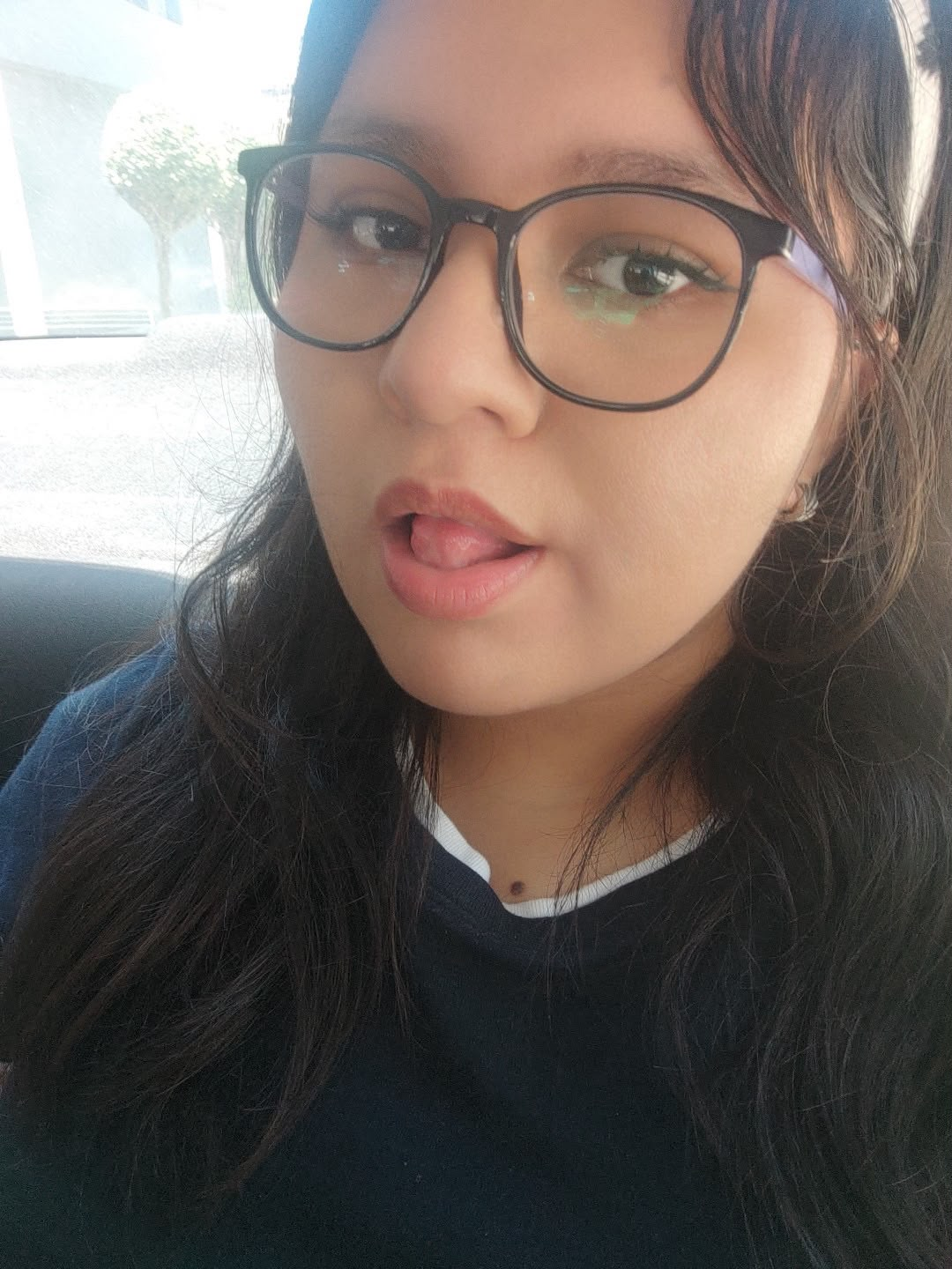 Camila con lentes en el auto